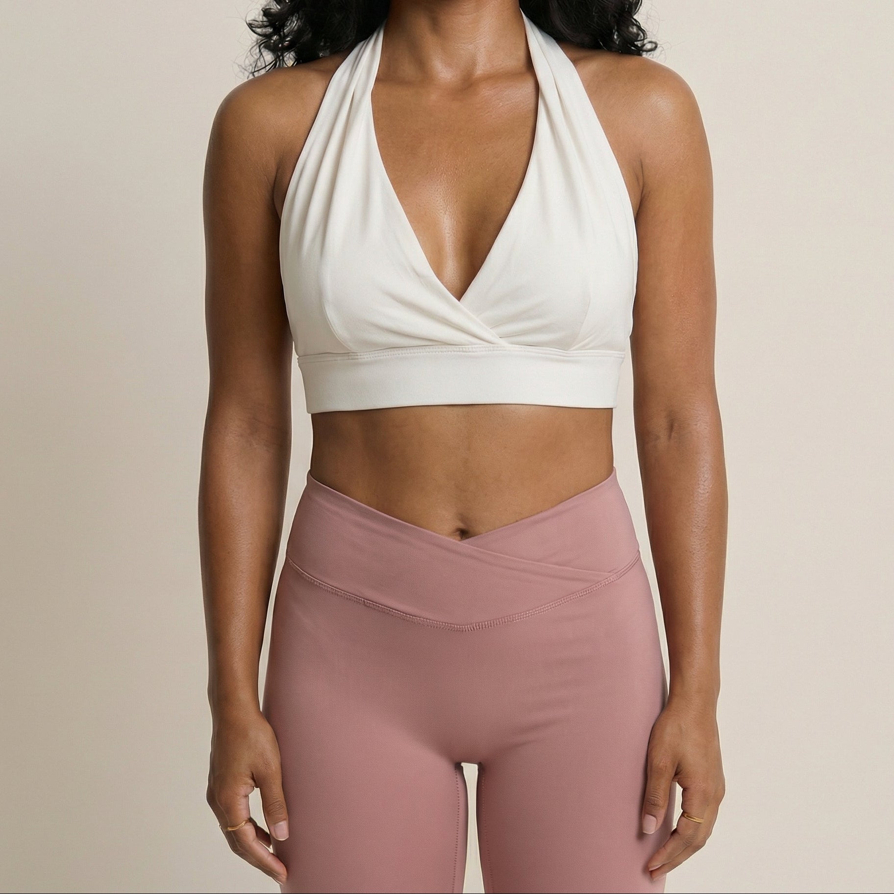 Femme portant une brassière trop grande