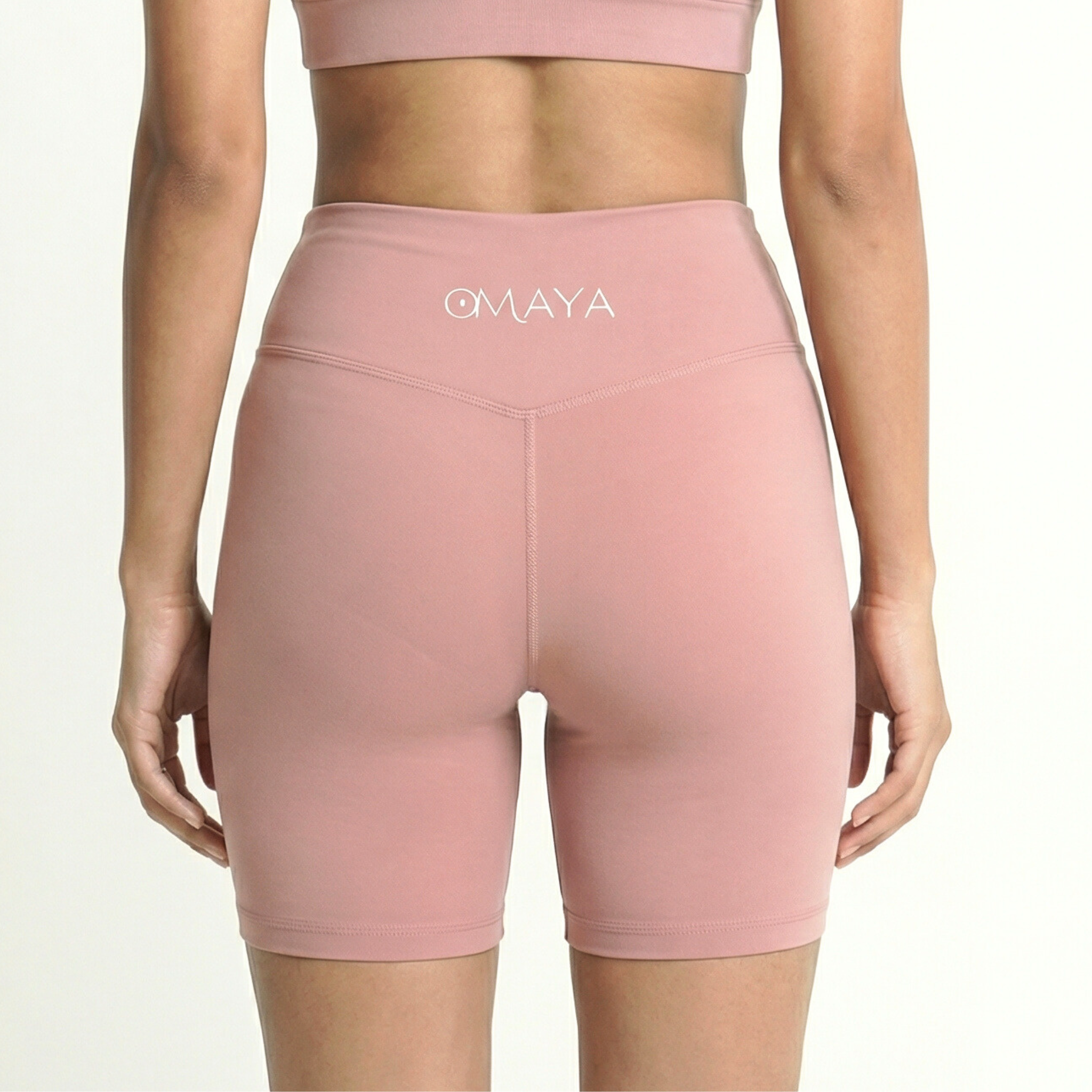 Modèle portant un short Omaya Active rose de dos