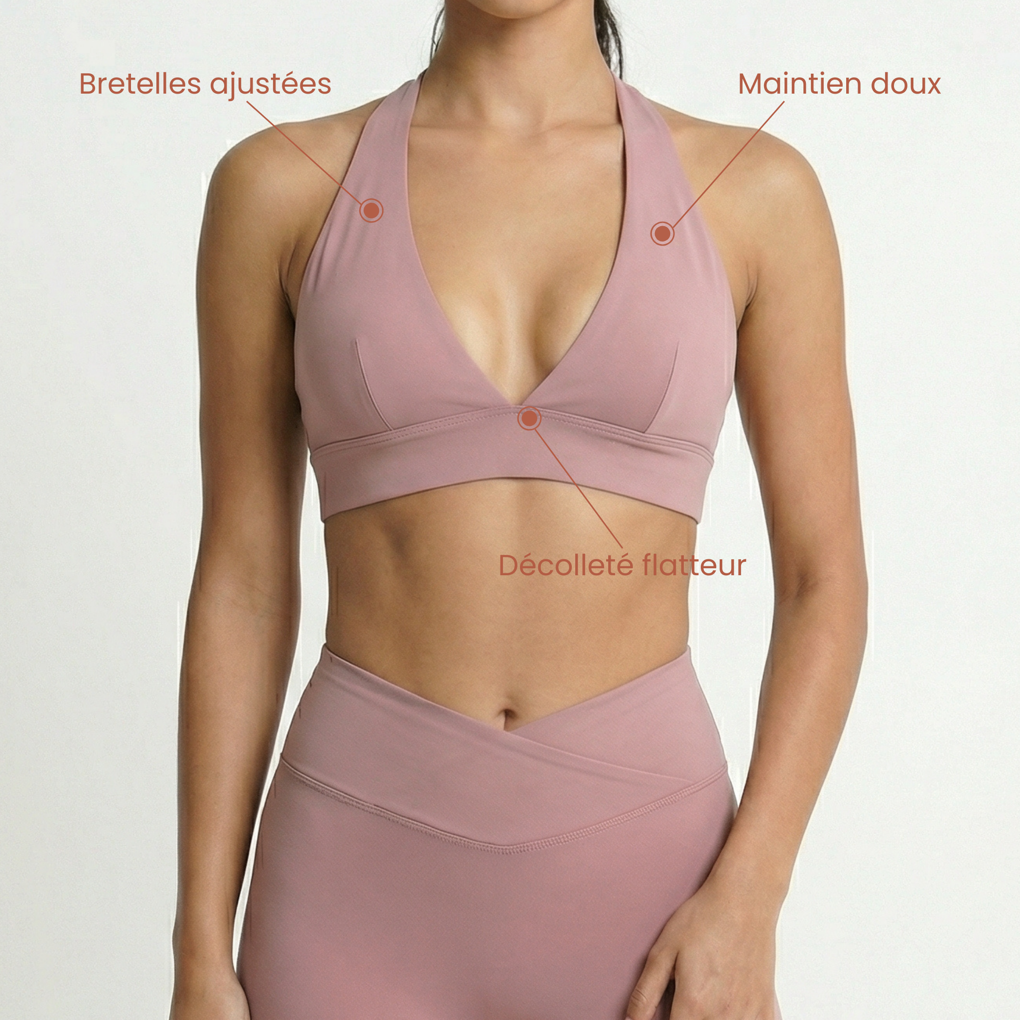 Modèle portant une brassière Omaya Active rose