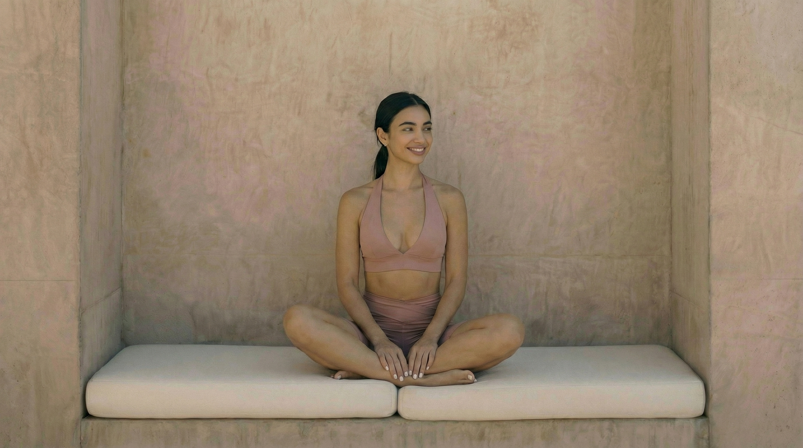 Modèle portant l'ensemble short et brassière Omaya Active