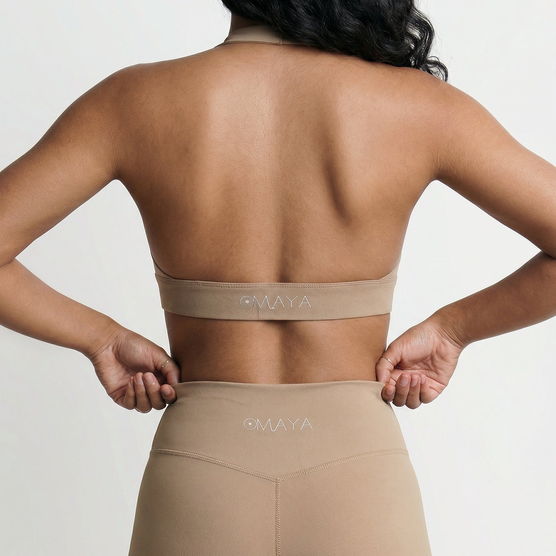 Modèle portant une brassière Omaya Active marron, de dos