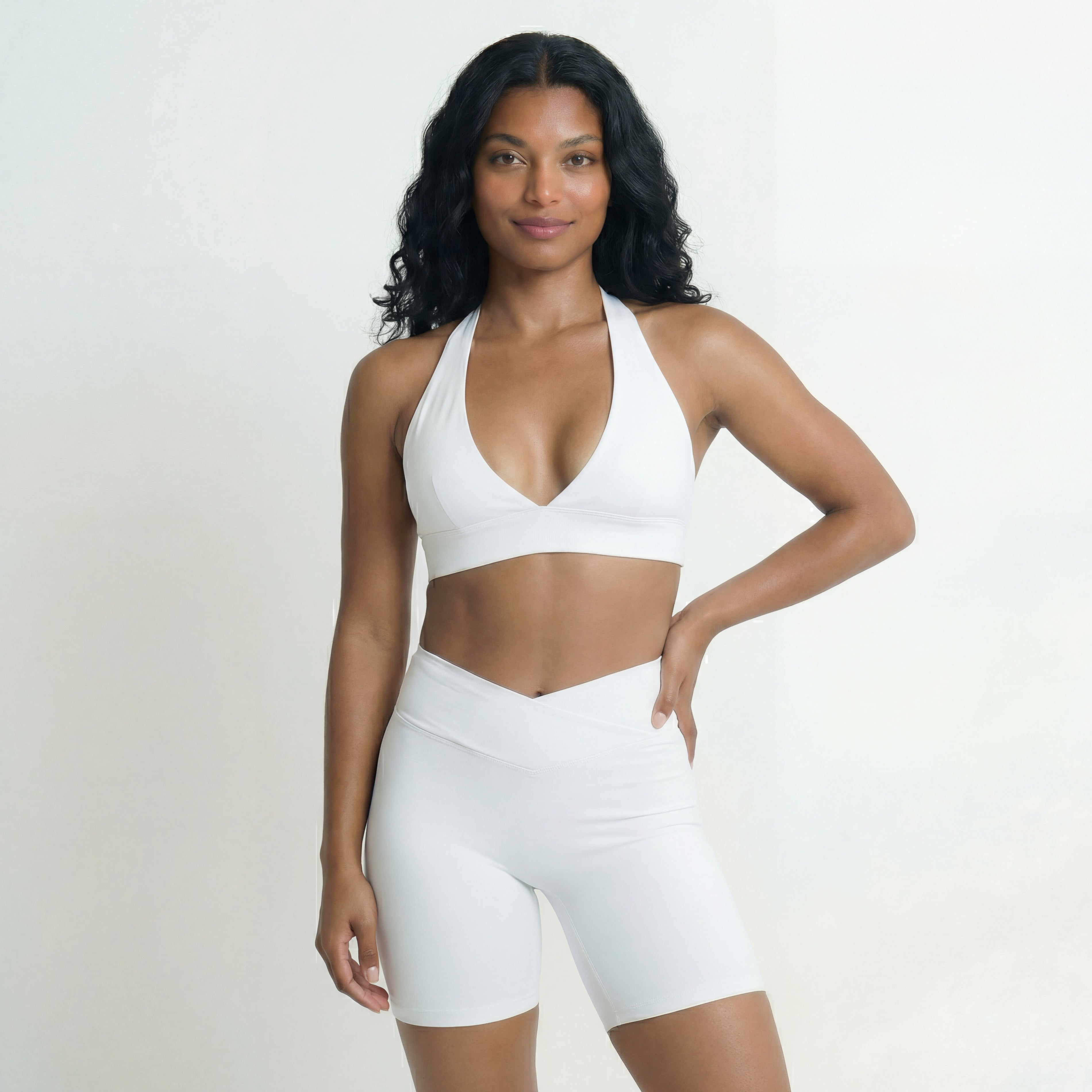 Modèle portant une brassière Omaya Active blanche
