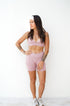 Modèle en short et brassière rose Omaya