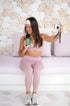 Modèle en legging et brassière rose Omaya