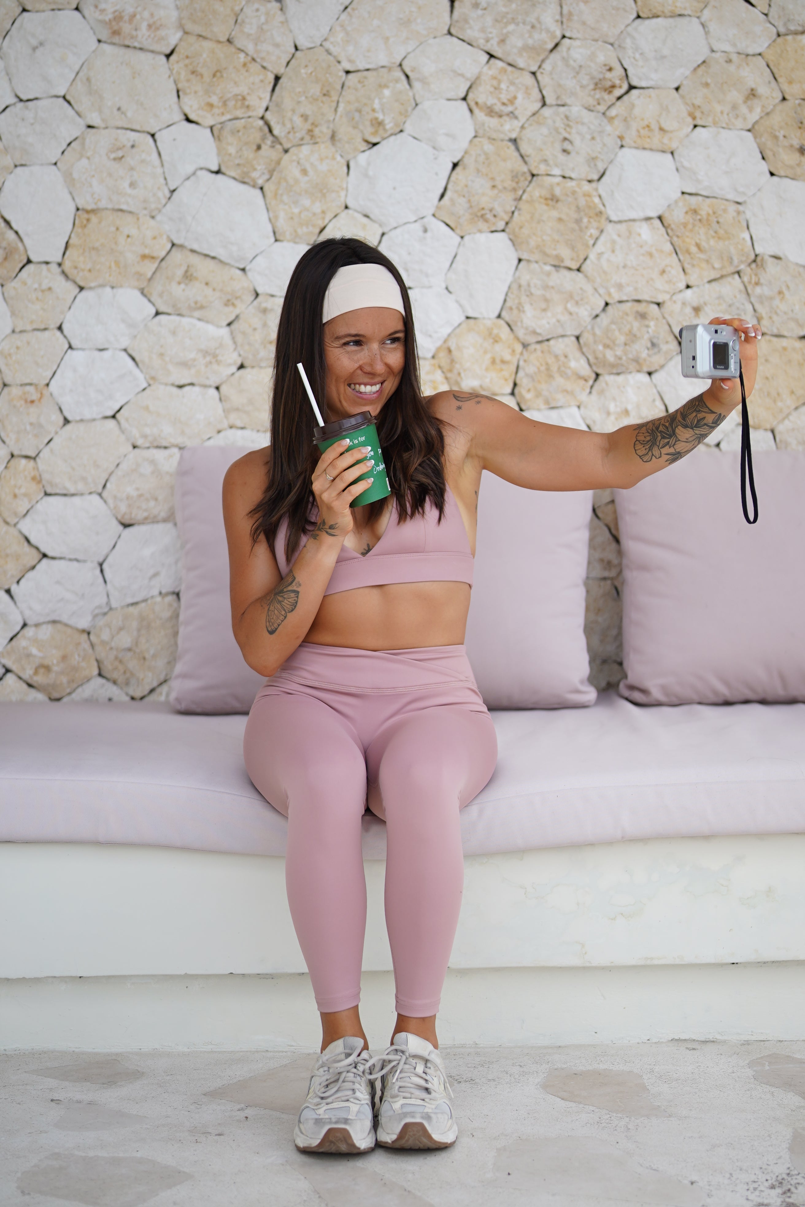 Modèle en legging et brassière rose