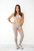 Modèle en legging et brassière marron Omaya