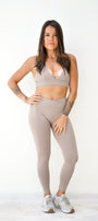 Modèle en legging et brassière marron Omaya