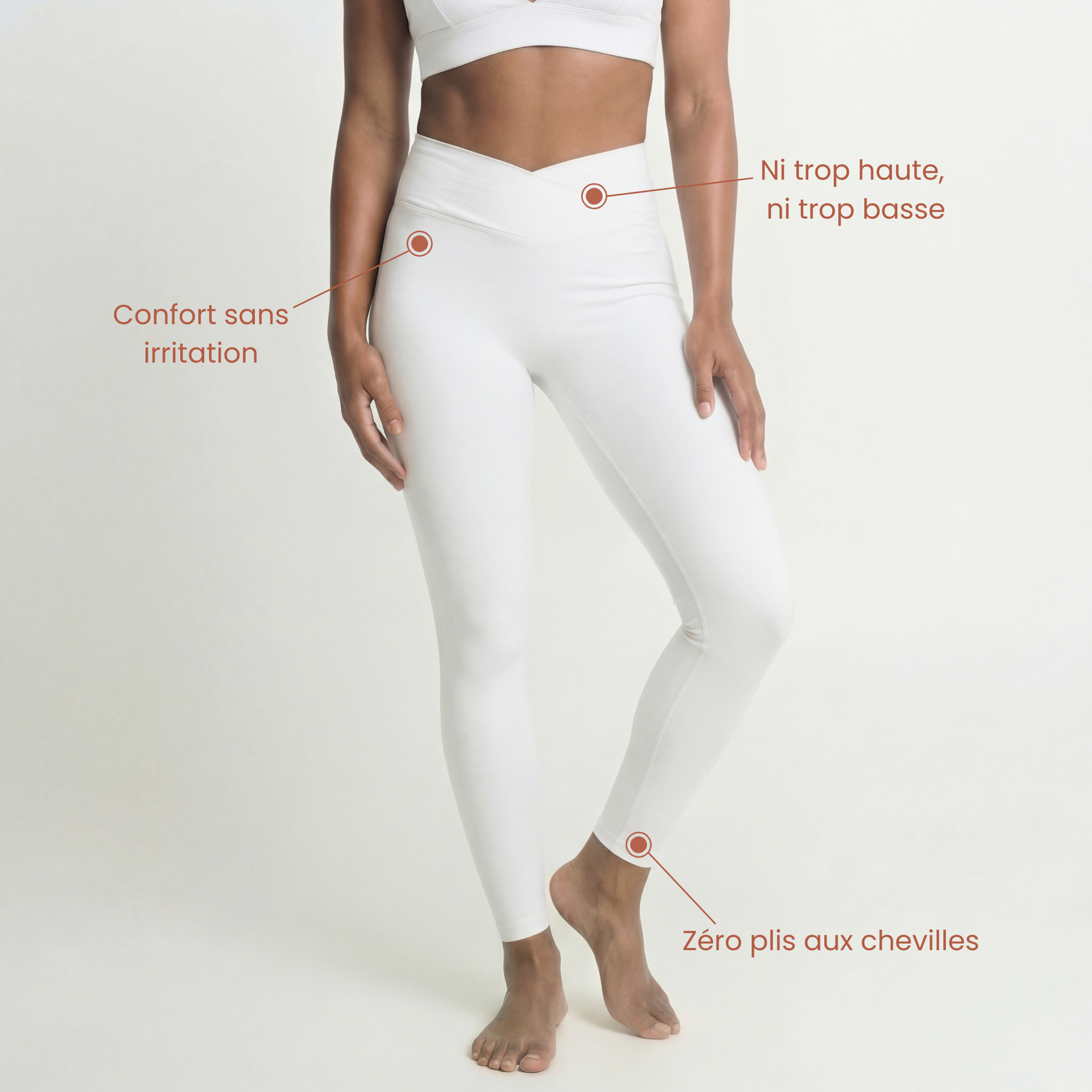 Modèle portant un legging Omaya Active blanc