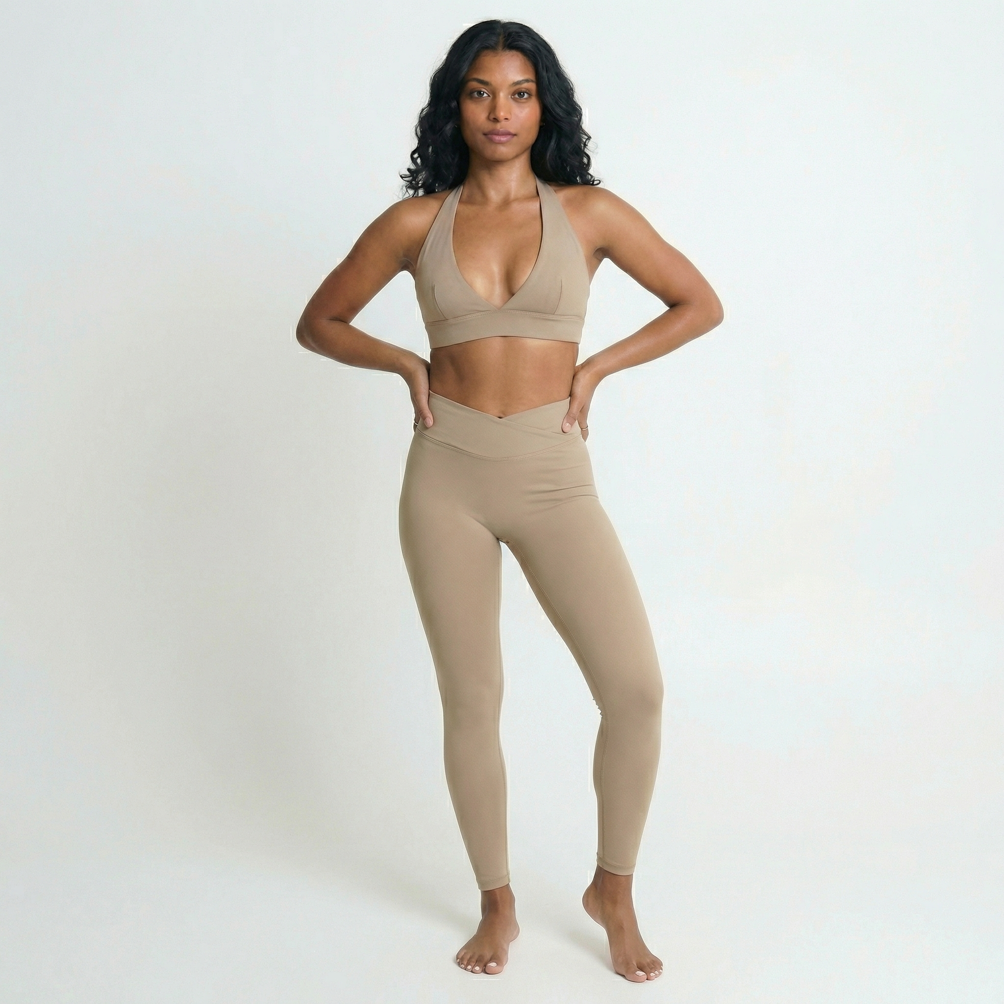 Modèle portant un legging Omaya Active marron