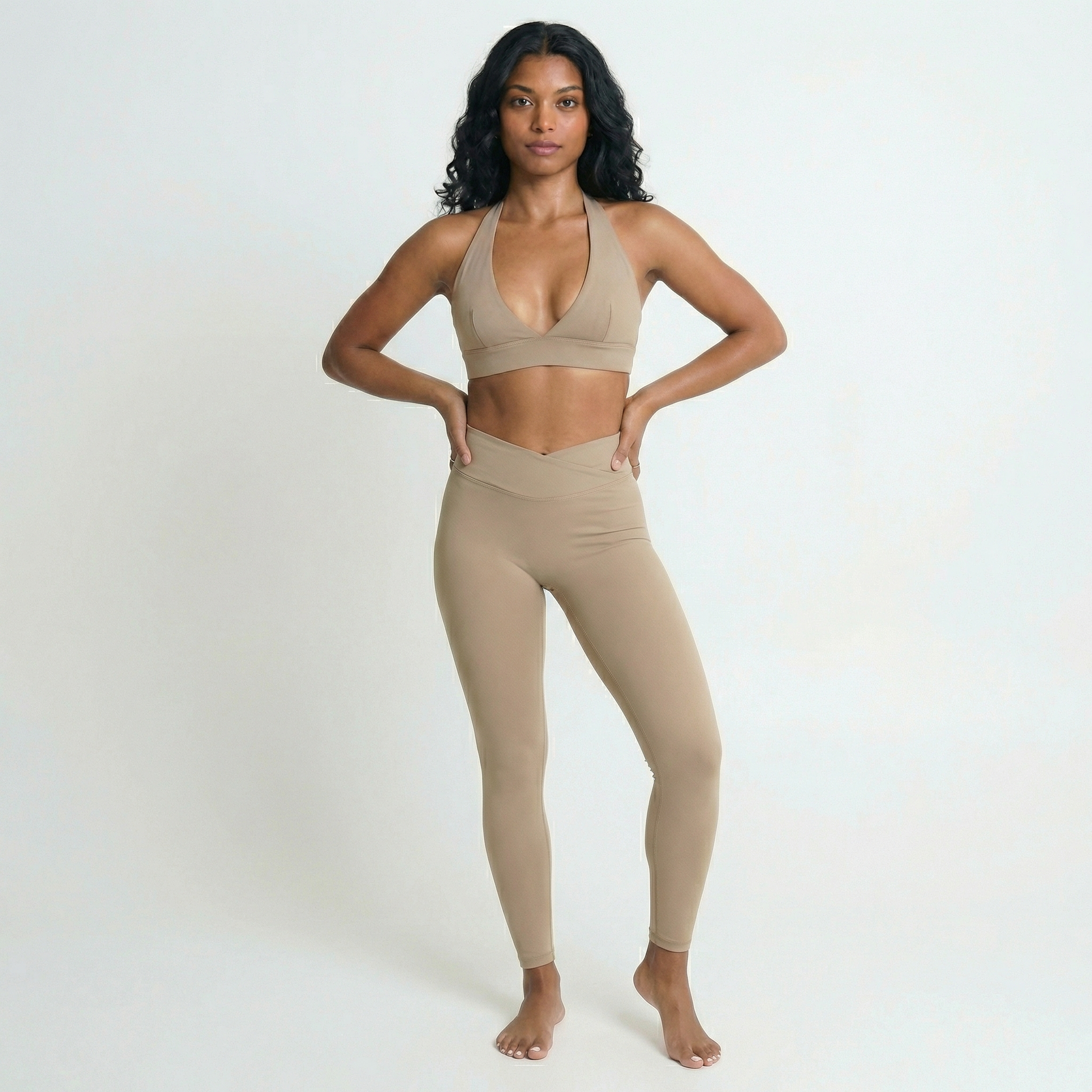 Modèle portant un legging Omaya Active marron