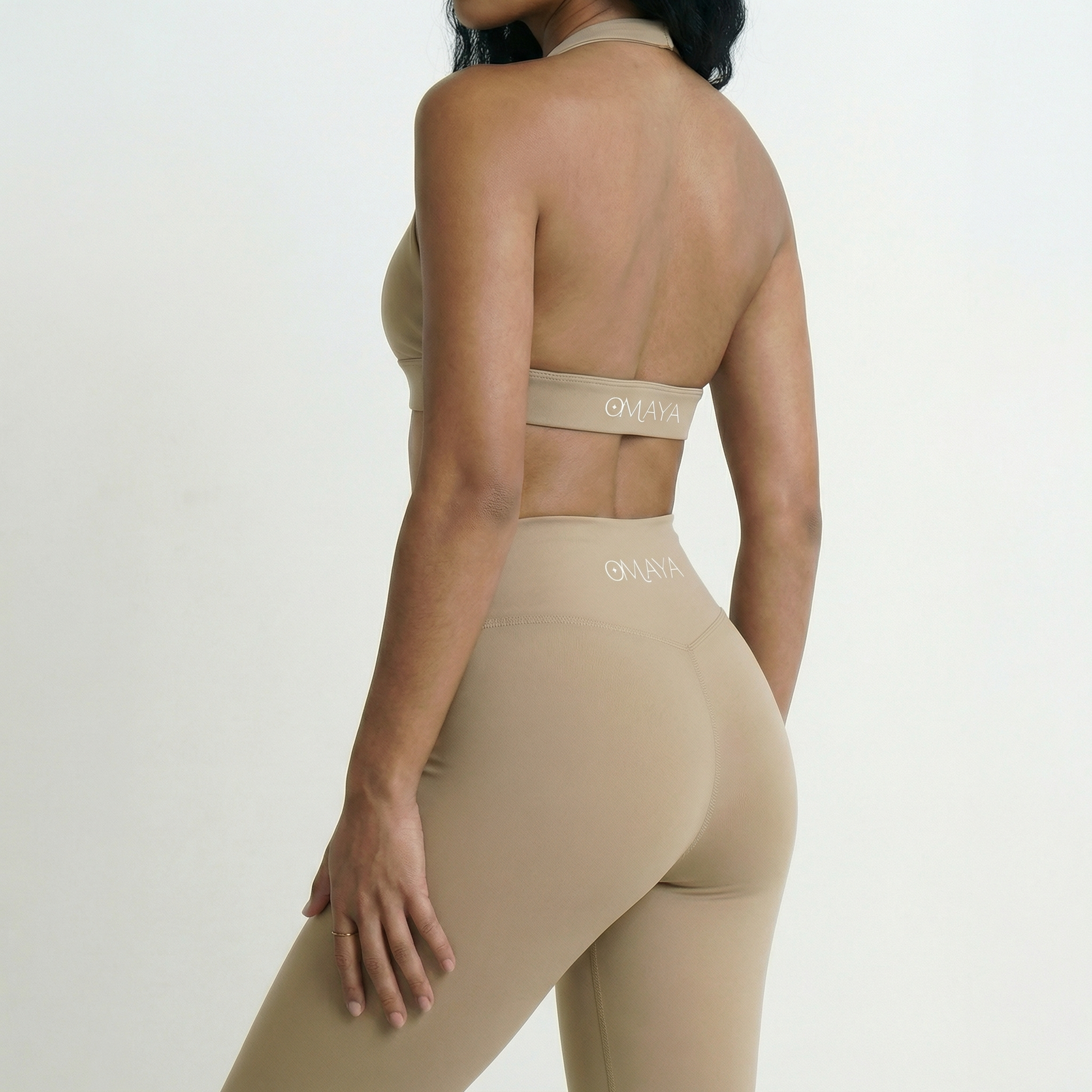 Modèle portant un legging Omaya Active de dos