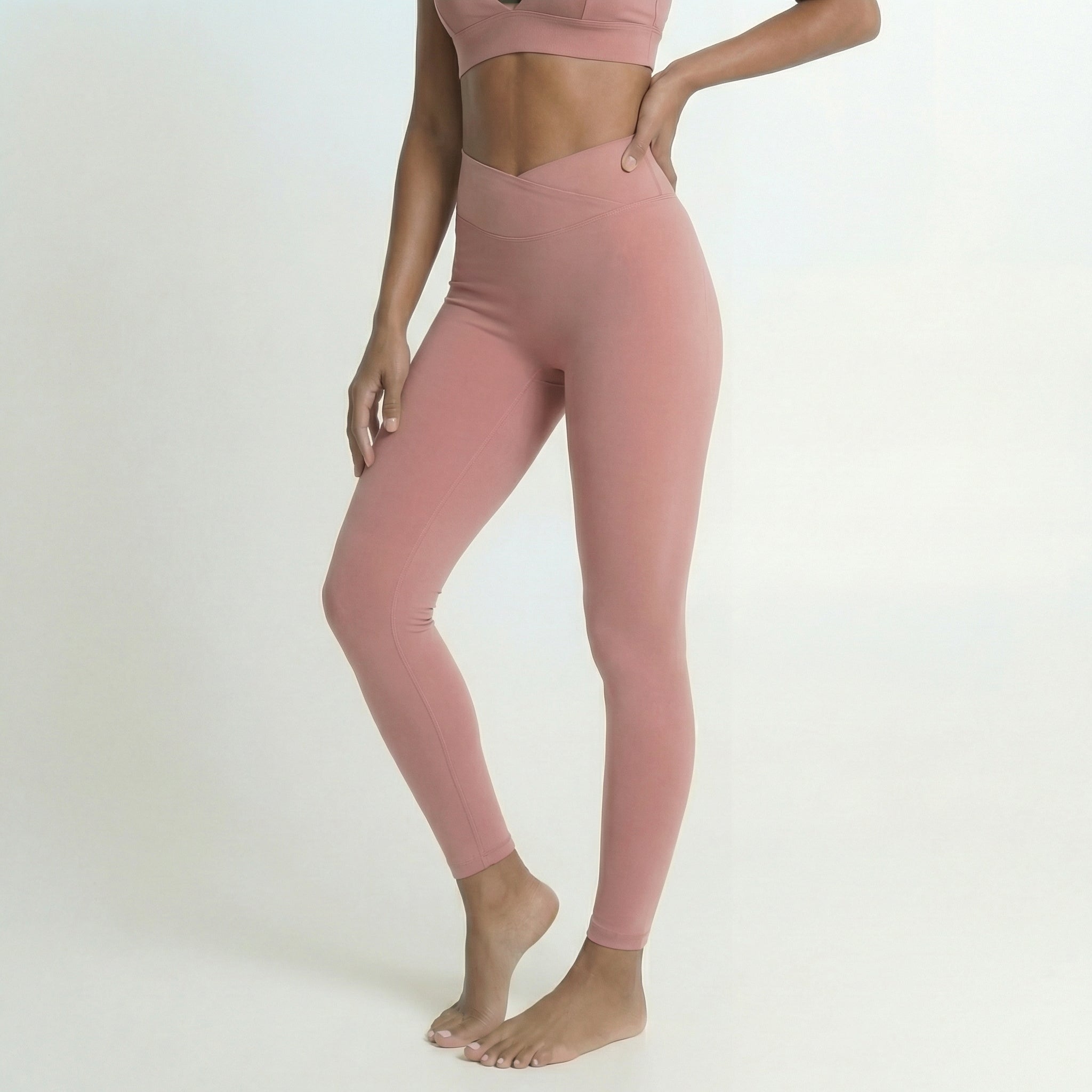 Modèle portant un legging Omaya Active rose