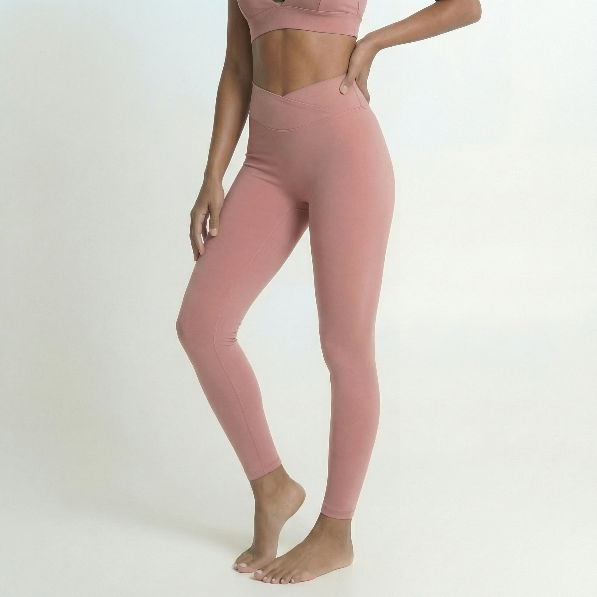 Modèle portant un legging Omaya Active rose