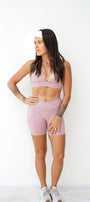 Modèle en short et brassière rose Omaya