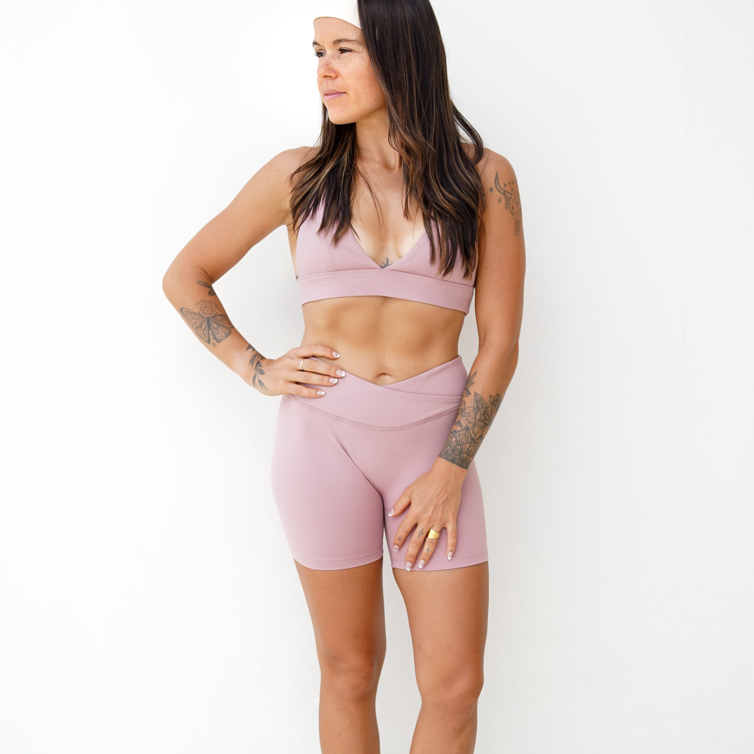 Modèle en short et brassière rose Omaya