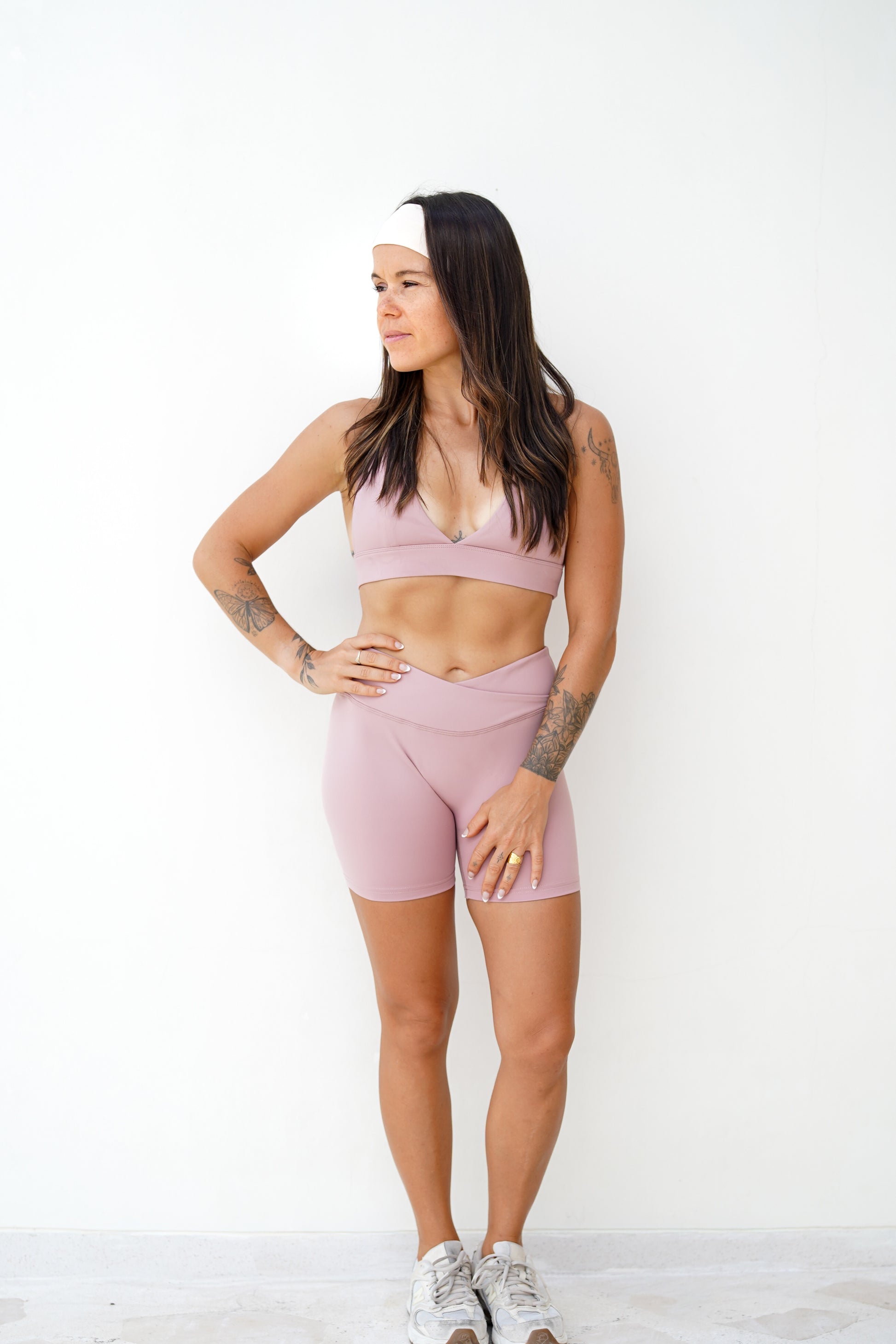 Modèle en short et brassière rose Omaya