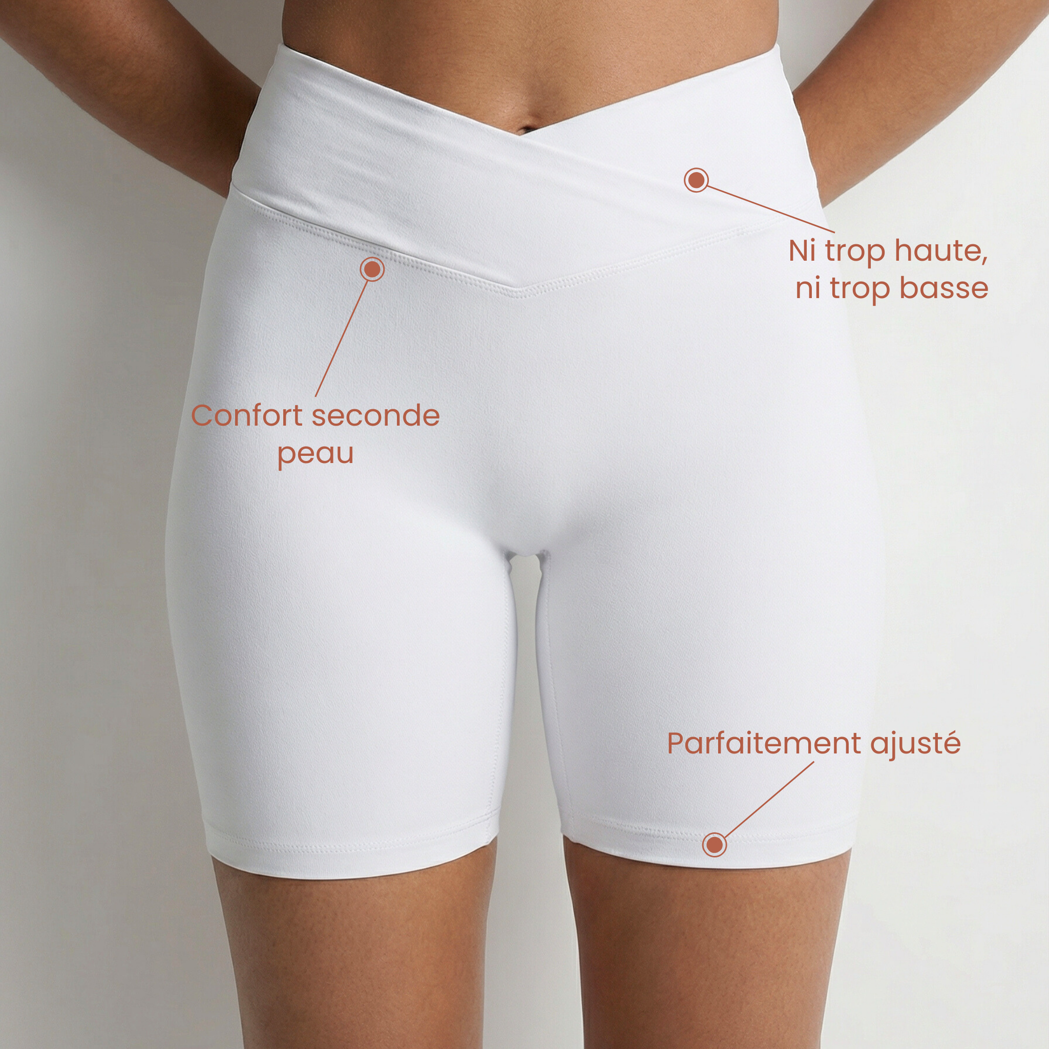 Modèle portant un short Omaya Active blanc