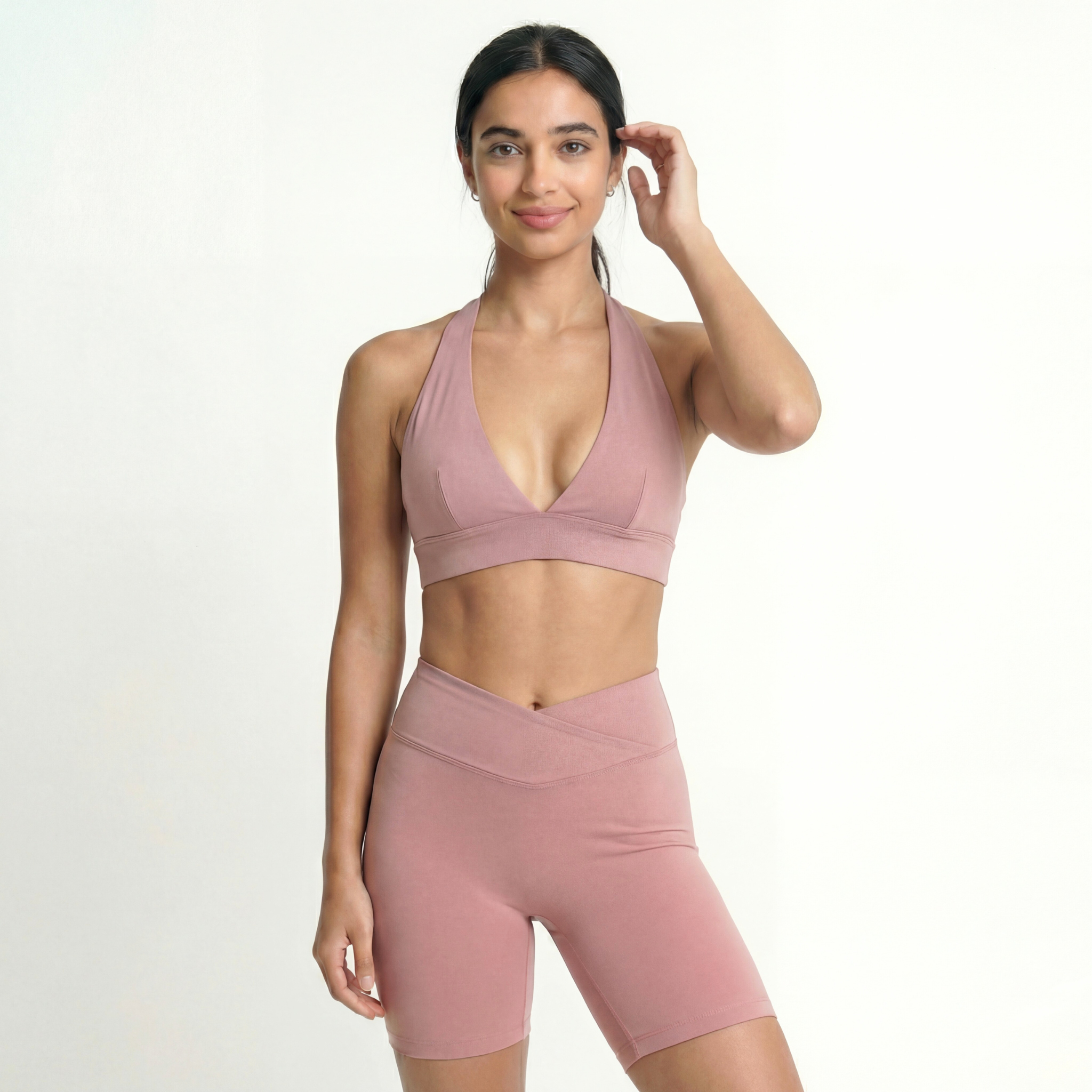 Modèle portant un short rose Omaya Active